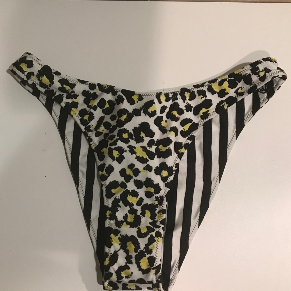 High Leg bikini bottom.  Reversible